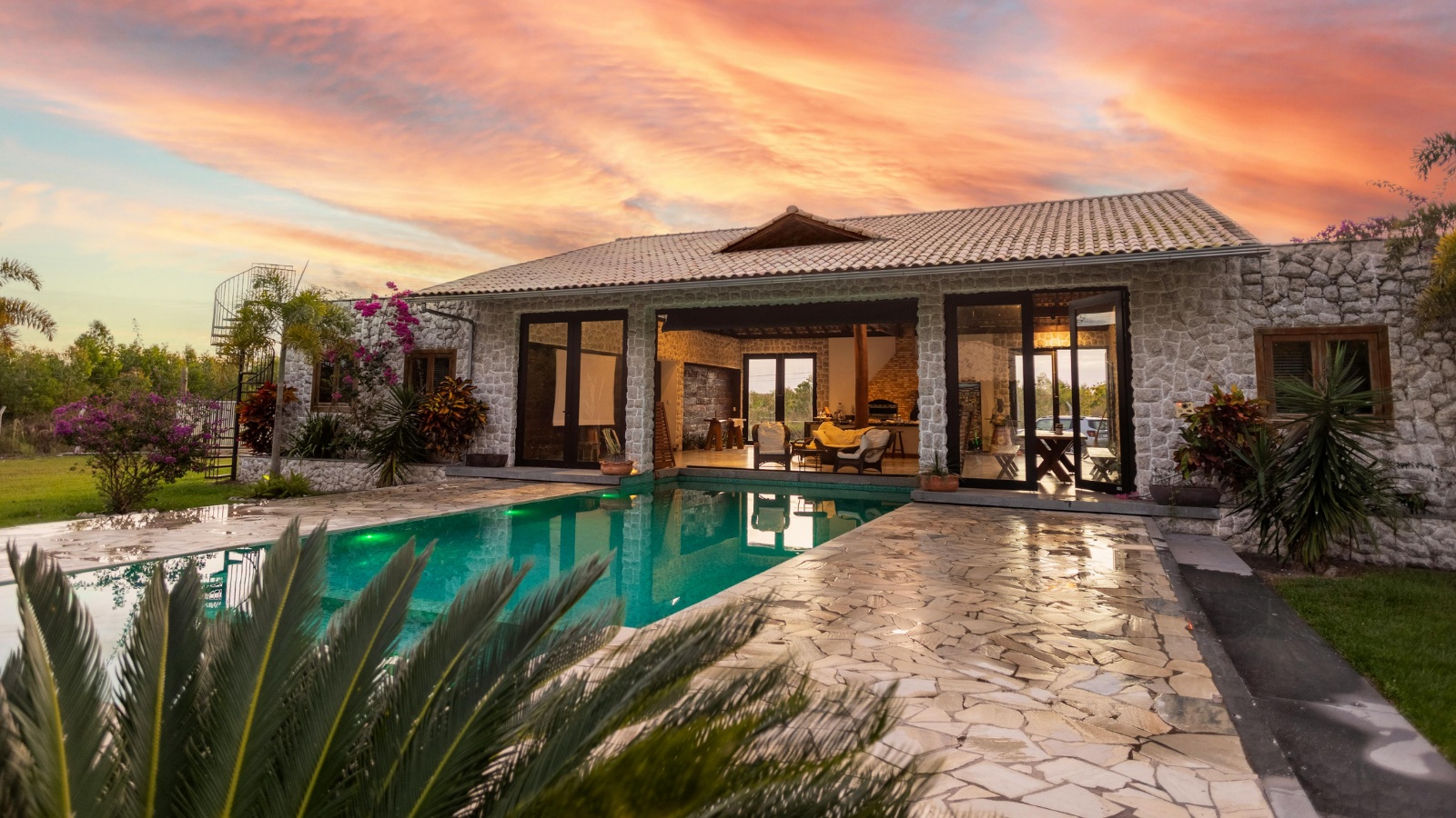 A luxury home in Los Cabos with an infinity pool overlooking the ocean, representing a successful real estate investment through a fideicomiso.
